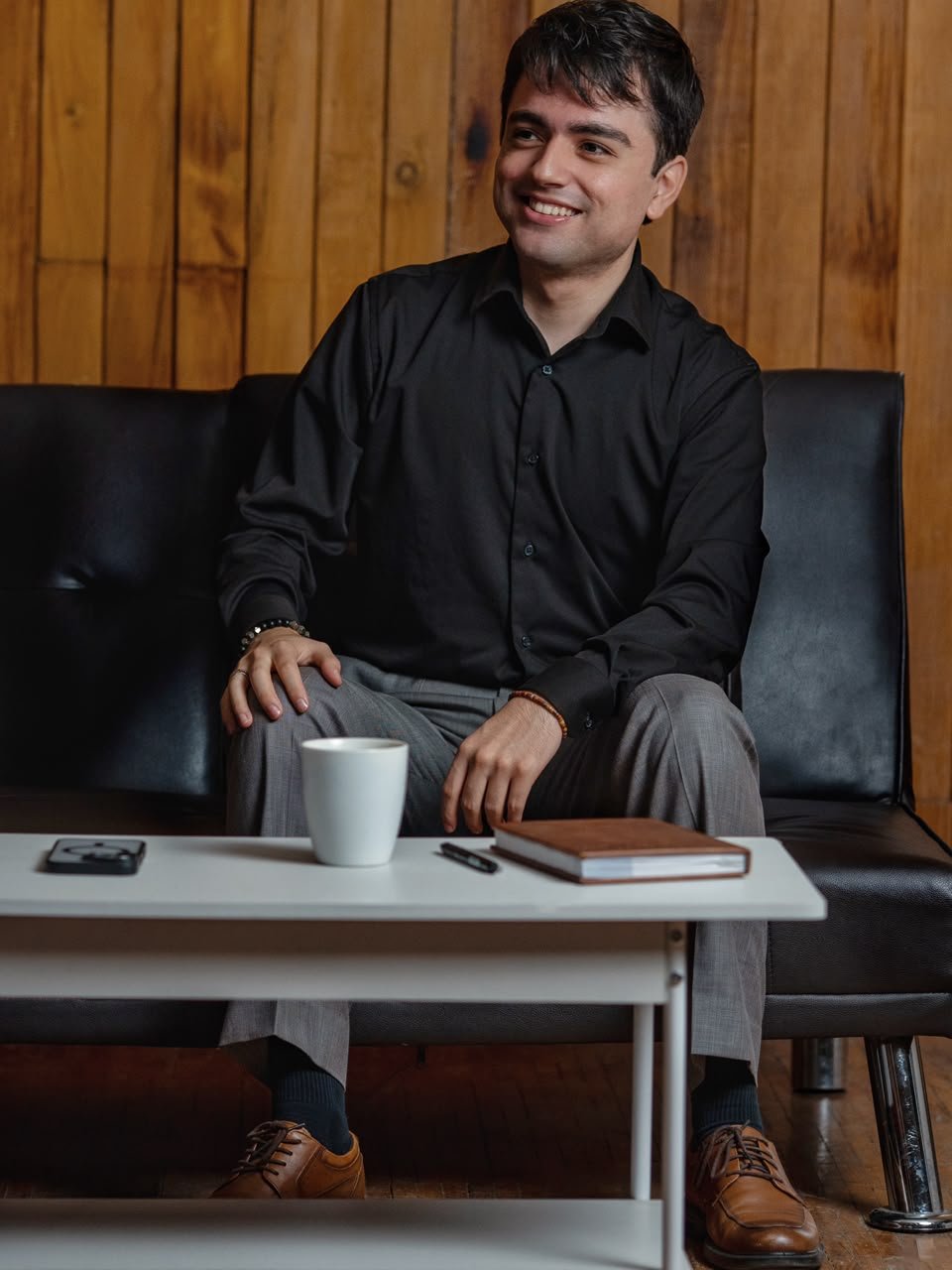Santiago Santoyo en su oficina — fotografía provisional